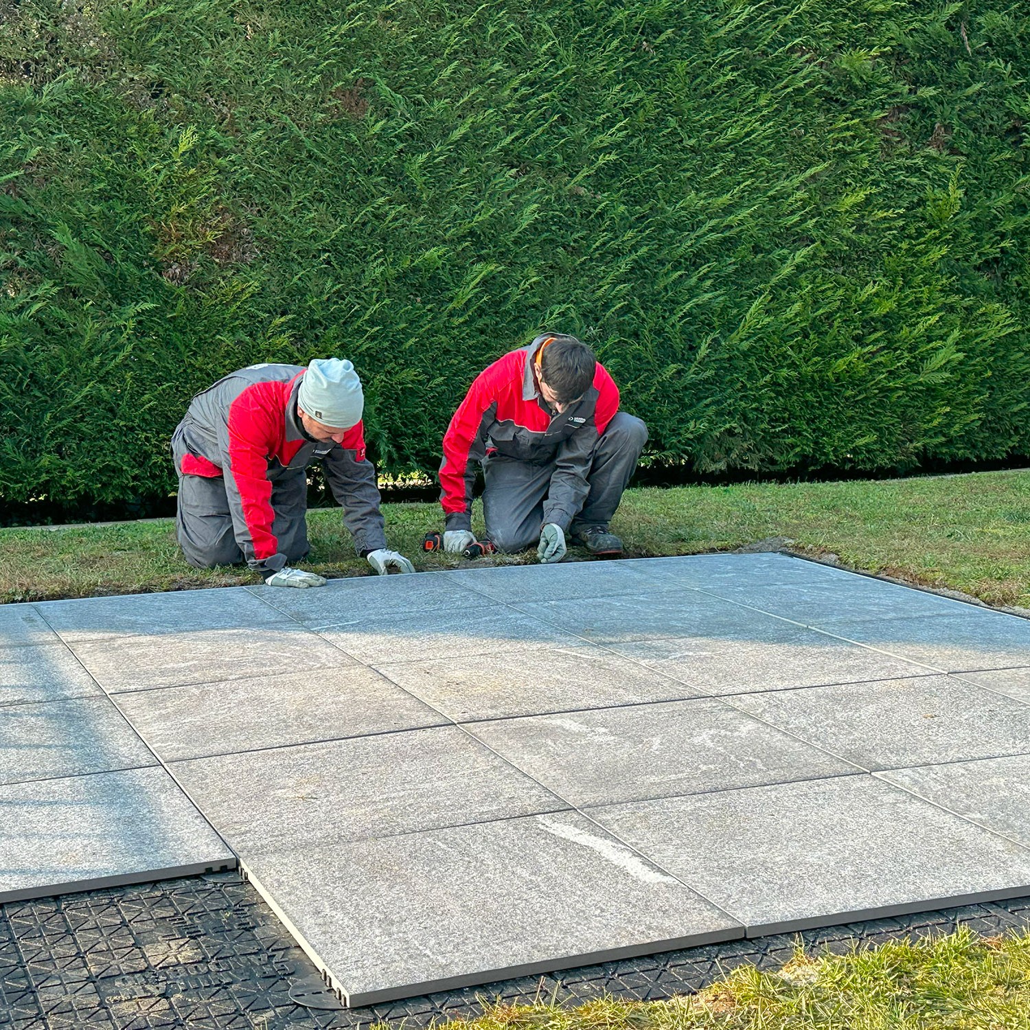 FASTBASE-JAK-ZAMONTOWAĆ-PŁYTY-TARASOWE_-KOSTKĘ-BRUKOWĄ-LUB-SZTUCZNĄ-TRAWĘ-ZA-POMOCĄ-PŁYT-FASTBASE DESKA KOMPOZYTOWA GRES NA TARAS CERAMIKA SOSNOWSKI.jpg